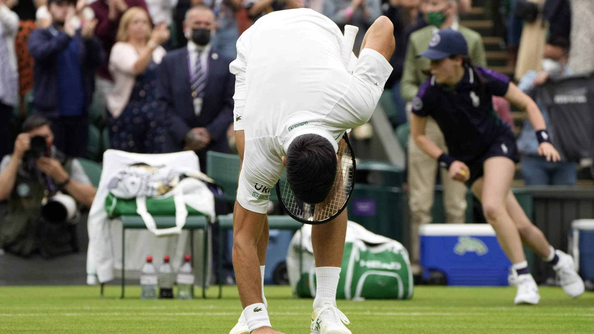 Djokovic hizo una reverencia a la hierba de Wimbledon tras derrotar a Draper