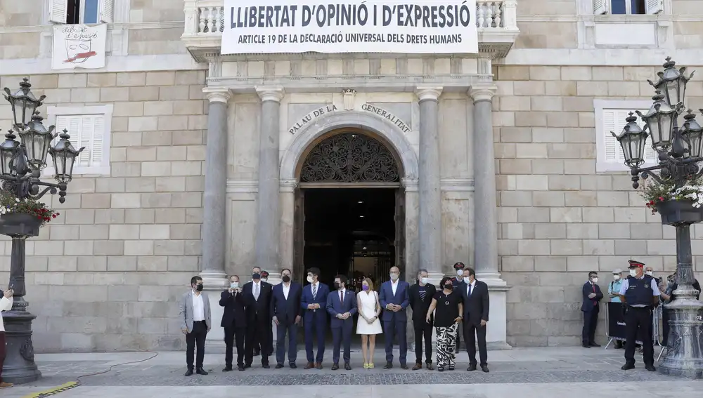 El presidente de la Generalitat, Pere Aragonès, y su vicepresidente, Jordi Puigneró, posan ante el Palau de la Generalitat con los nueve líderes independentistas indultados