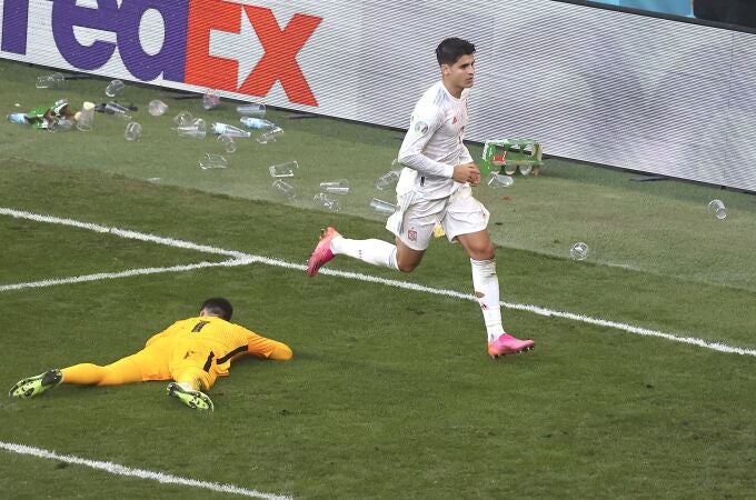 Morata celebra el gol con el portero croata tirado en el suelo