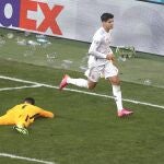 Morata celebra el gol con el portero croata tirado en el suelo
