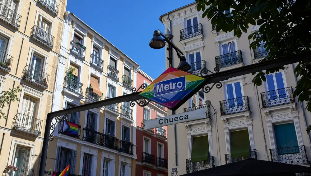 Parada del metro del barrio de Chueca durante la celebración del Día Internacional del Orgullo LGTBI