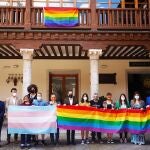 La Diputación de Valladolid coloca la bandera del colectivo LGTBI en el patio del Palacio Pimentel