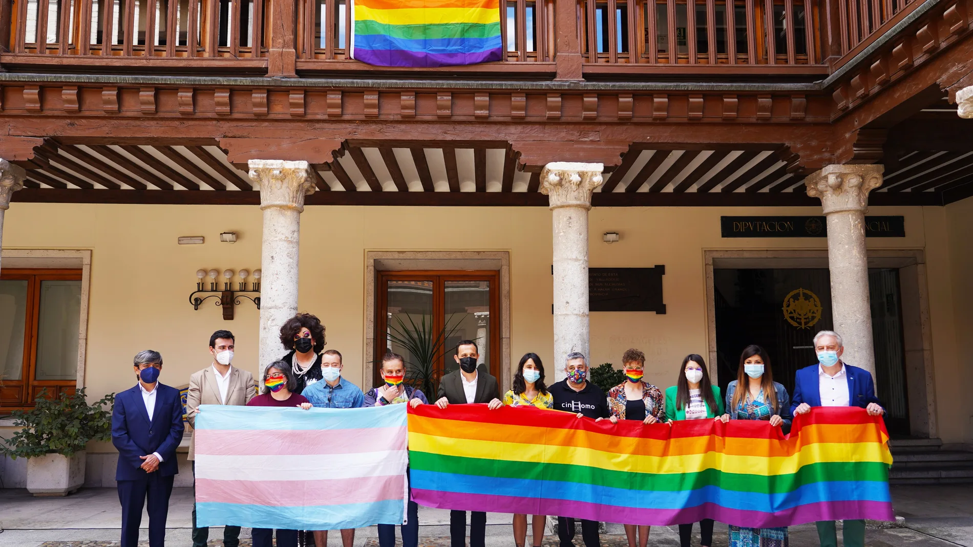 La Diputación de Valladolid coloca la bandera del colectivo LGTBI en el patio del Palacio Pimentel