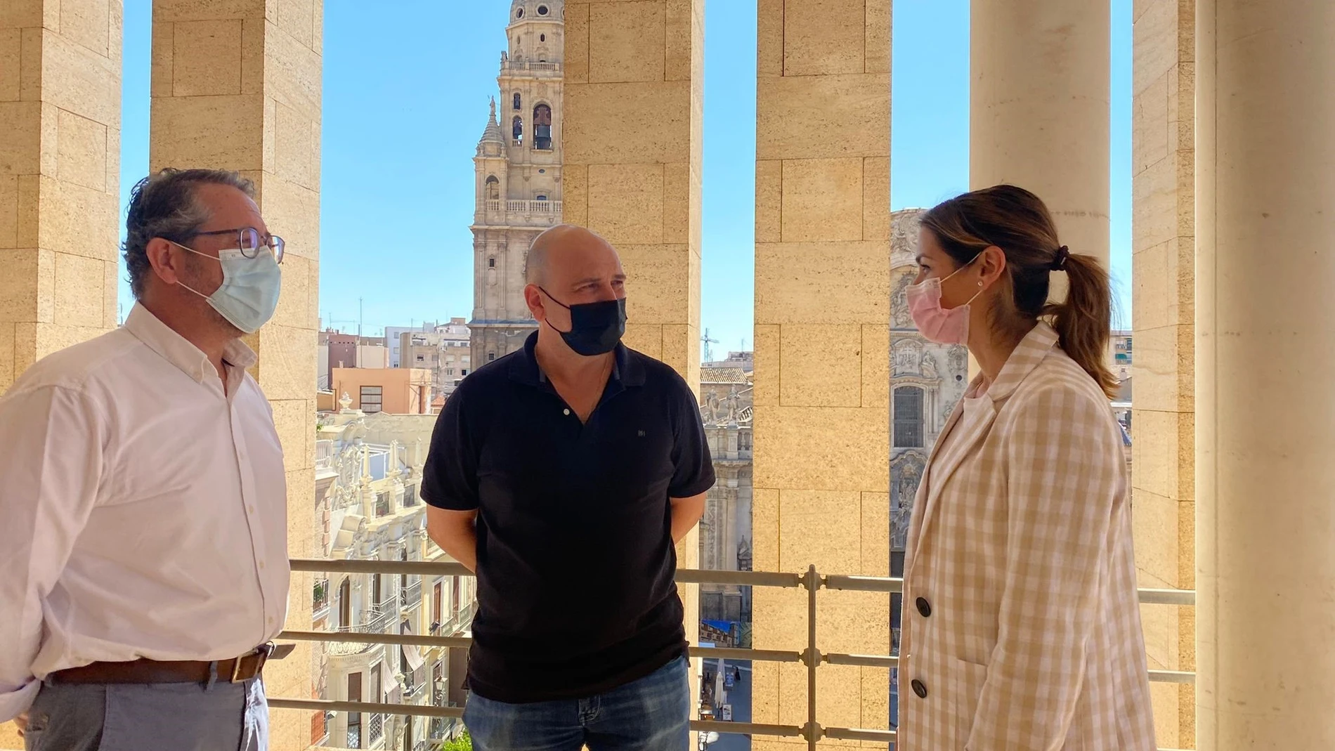 La concejala de Movilidad Sostenible y Limpieza Viaria, Carmen Fructuoso, y el delegado de Cespa en Murcia, Antonio Igualada, han querido reconocer l trabajo de un trabajador del Ecopunto móvil del servicio de Limpieza Viaria, José María Hernández