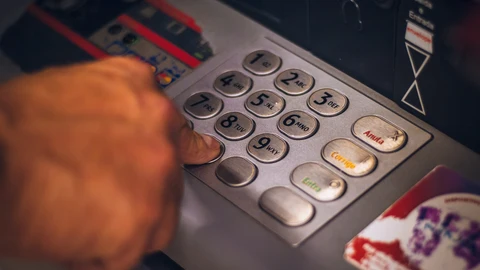 En 2018 había un total de 1.214 cajeros en la vía pública de la capital catalana y han pasado a sólo 717 en 2021