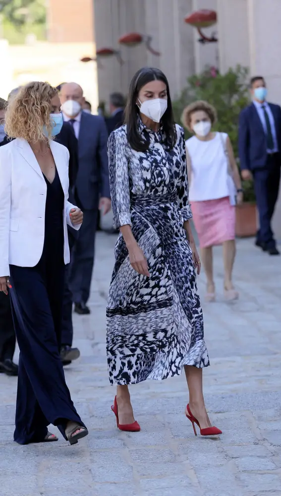 La Reina llega al acto de inauguración del “World Blindness Summit Madrid 2021&quot; junto a la presidenta del Congreso, Meritxell Batet.