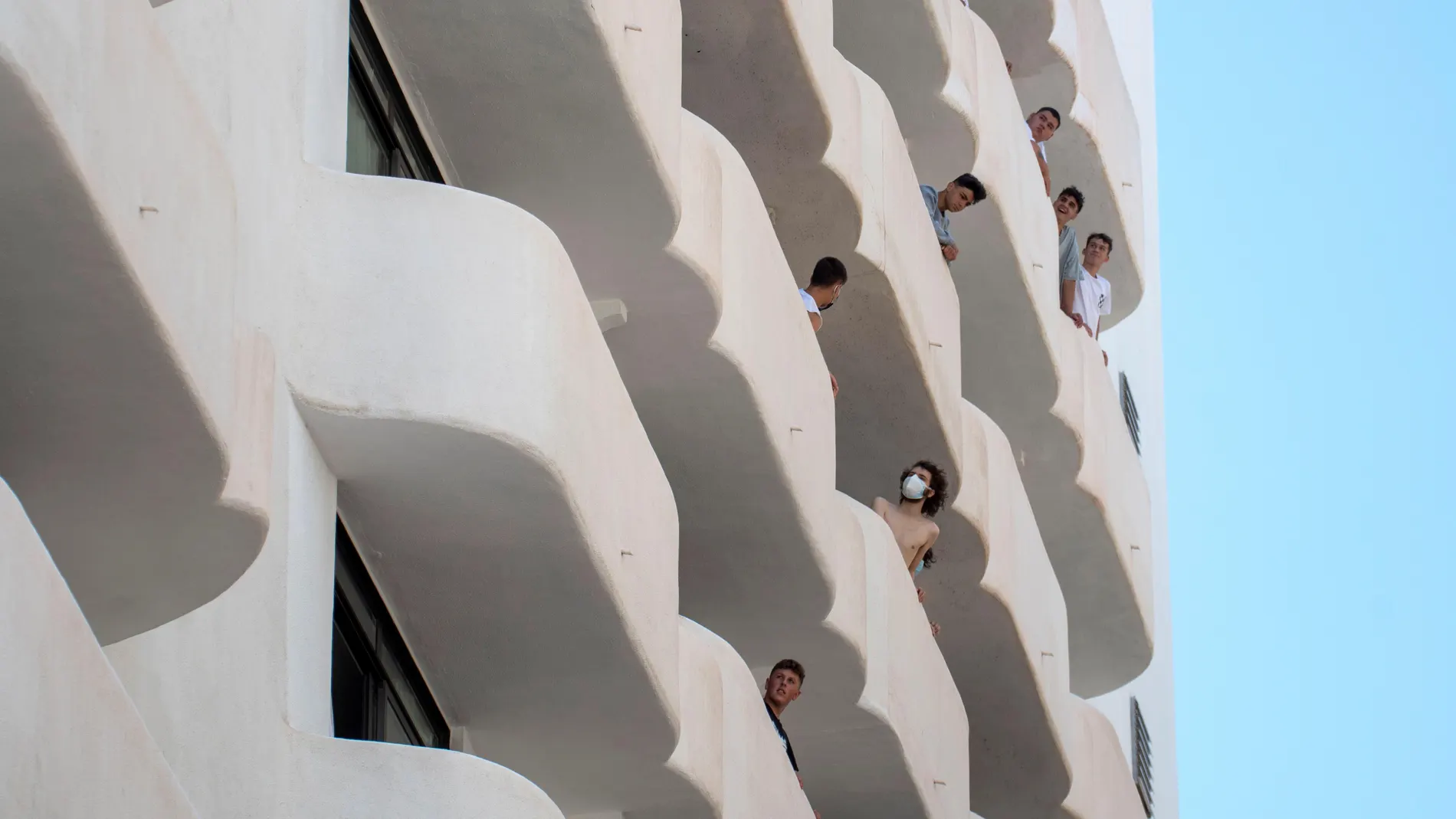 Varios de los jóvenes que permanecen en aislamiento en el hotel Palma Bellver de Palma