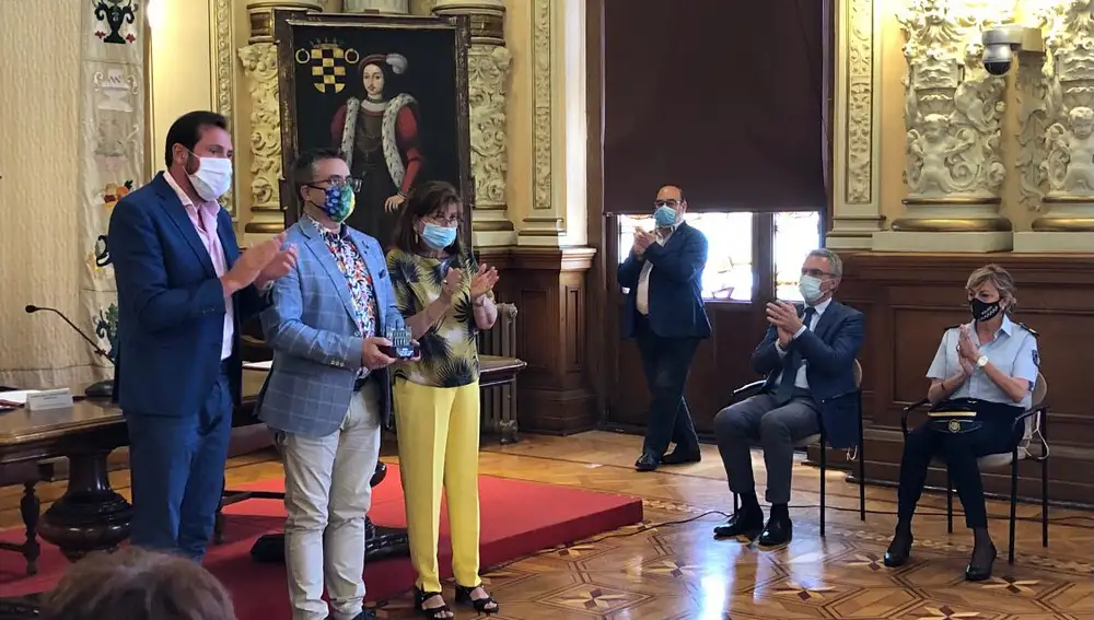 El catedrático e inmunólogo, Alfredo Corell, protagoniza el acto del Día del Orgullo Gay en el Ayuntamiento de Valladolid
