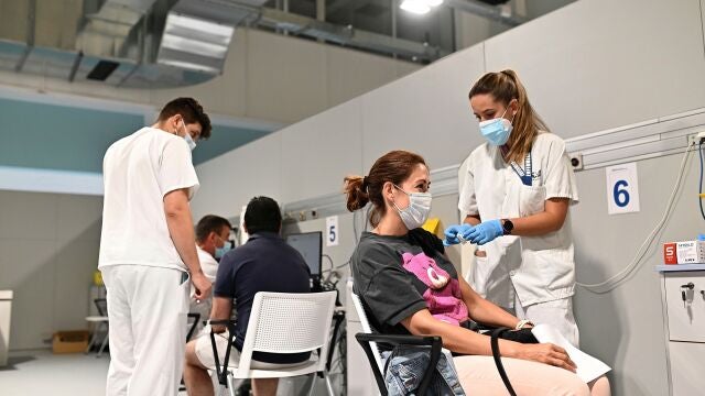 La Comunidad de Madrid ha comenzado a vacunar veinticuatro horas a partir de esta medianoche con el sistema de autocita en el Hospital de Emergencias Enfermera Isabel Zendal