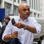 Javid nunca habría sido partidario de ninguna medida anticovid, pues él ve el impacto económico y social que está teniendo la pandemia. EFE