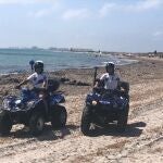 Dos agentes de la Unidad de Playas de San Pedro del Pinatar