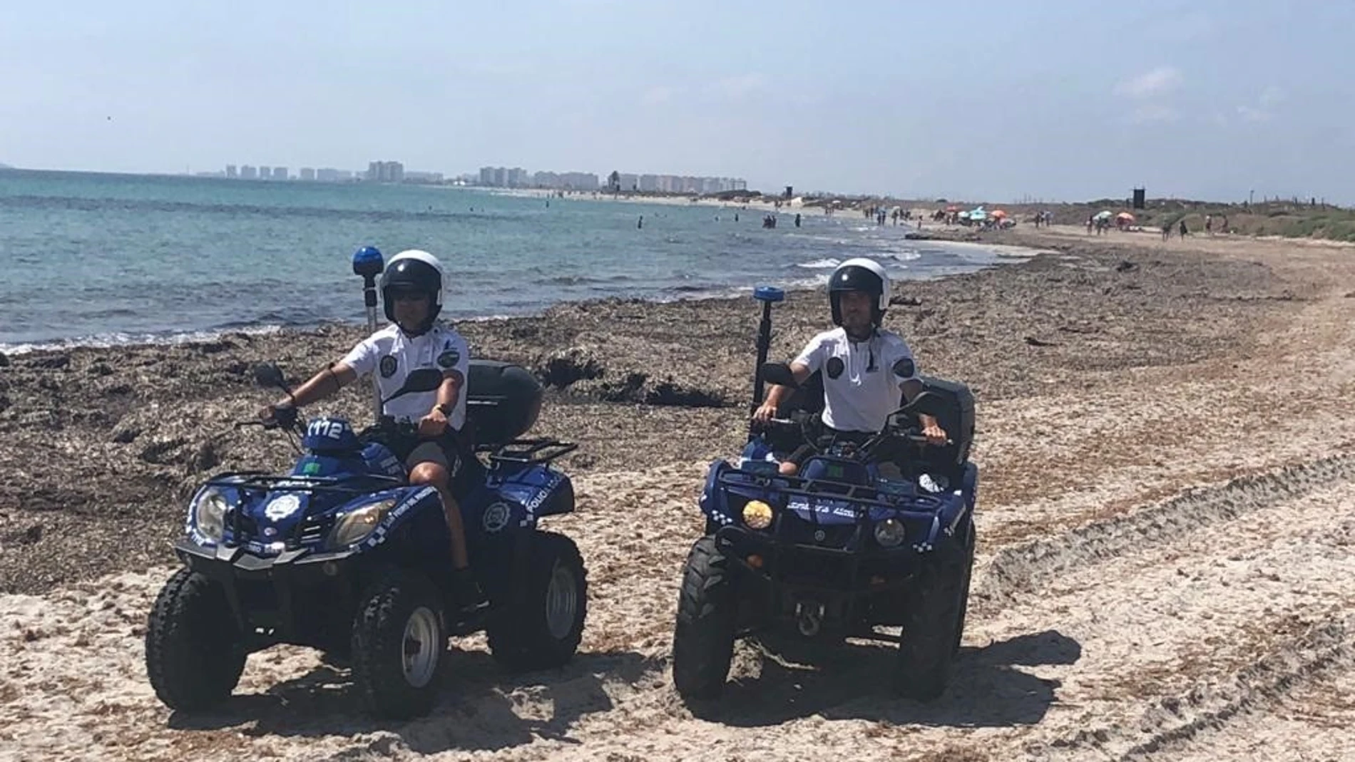 Dos agentes de la Unidad de Playas de San Pedro del Pinatar