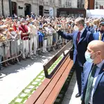 El rey Felipe VI saluda a los cientos de burgaleses que le esperaban en la Plaza de San Fernando antes de inaugurar "Lux"
