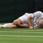 La lesión en la rodilla derecha de Adrian Mannarino acabó con la resistencia de francés ante Federer