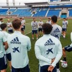 Luis Enrique conversa con los jugadores durante el primer entrenamiento de la selección en San Petersburgo