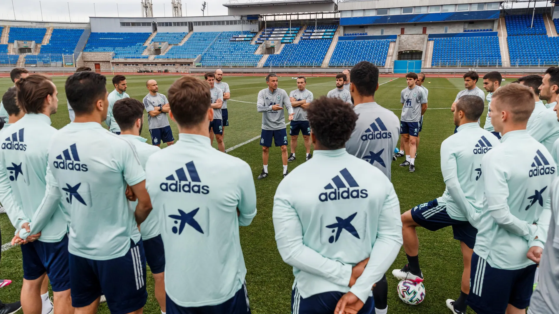 Luis Enrique conversa con los jugadores durante el primer entrenamiento de la selección en San Petersburgo