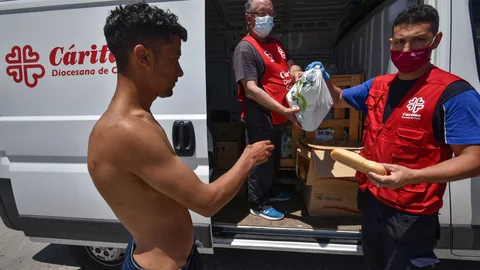 Trabajadores de Cáritas Diocesana reparten alimentos