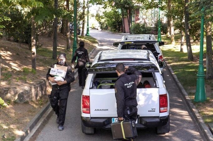 Miembros de la Policía Nacional se llevan el material incautado en la vivienda del empresario José Luis Moreno en Boadilla del Monte