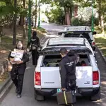 Miembros de la Policía Nacional se llevan el material incautado en la vivienda del empresario José Luis Moreno en Boadilla del Monte