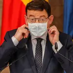 El president de la Generalitat, Ximo Puig, se coloca la mascarilla en una imagen de archivo