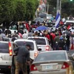 AME8974. TEGUCIGALPA (HONDURAS), 28/06/2021.- Grupos de personas participan en una marcha en conmemoración del golpe de estado en Honduras en el año de 2009 hoy, en Tegucgalpa (Honduras). El partido Libertad y Refundación (Libre, izquierda) conmemoró este martes el 12 aniversario del golpe de Estado del 28 de junio de 2019 al entonces presidente de Honduras, Manuel Zelaya, con una protesta contra las Zonas de Empleo y Desarrollo (ZEDE) que impulsa el oficialismo. EFE/ Gustavo Amador
