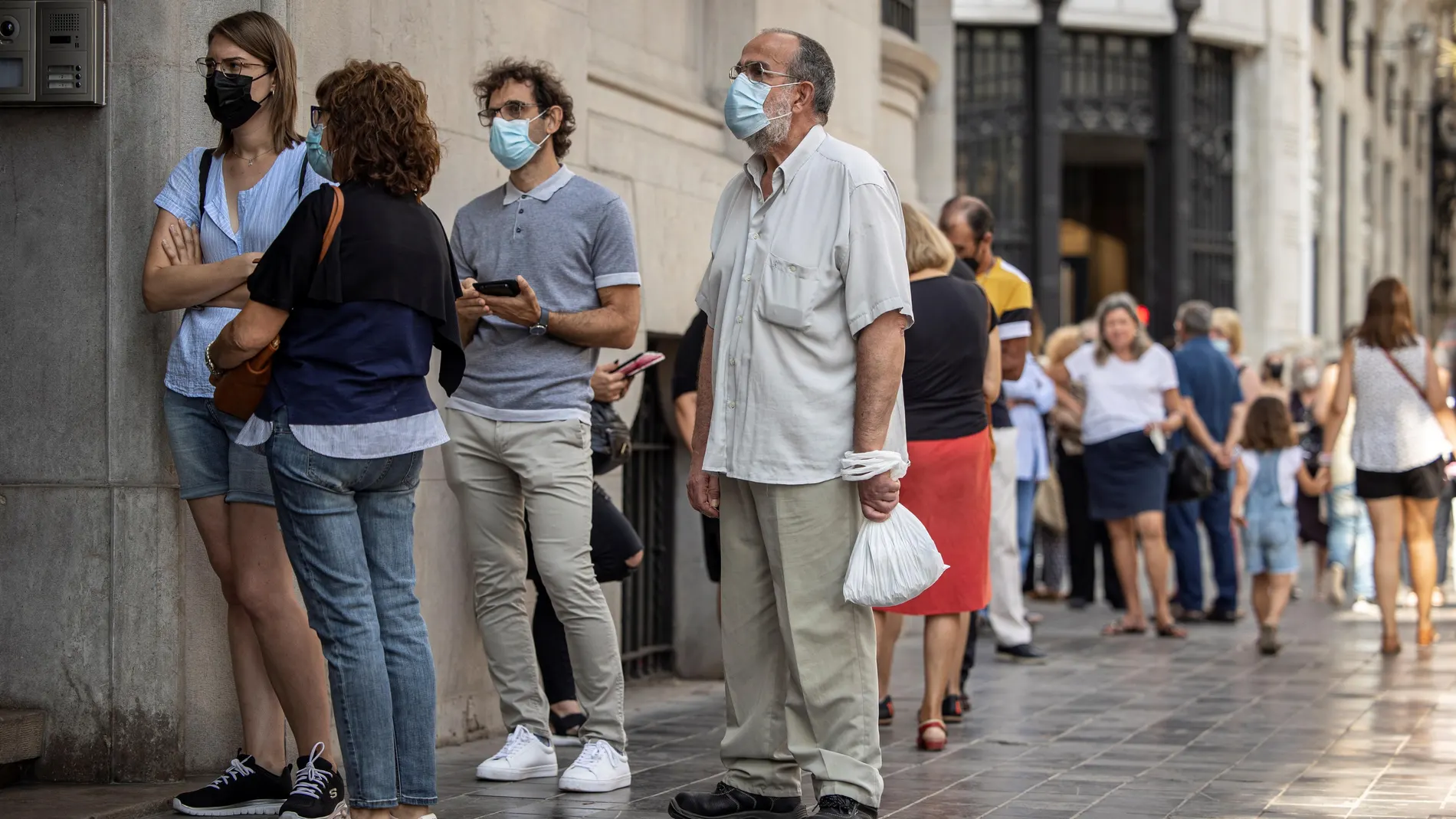 En Valencia el uso de la mascarilla en el exterior sigue siendo mayoritario