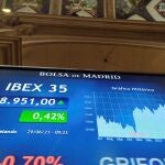 Vista de la evolución del Ibex en una de las pantallas de la Bolsa de Madrid este martes
