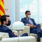 El presidente del Gobierno, Pedro Sánchez (d); y el presidente de la Generalitat de Cataluña, Pere Aragonès