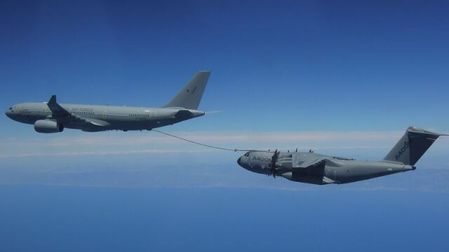 Un avión A330 MRTT reabastece a un A400M