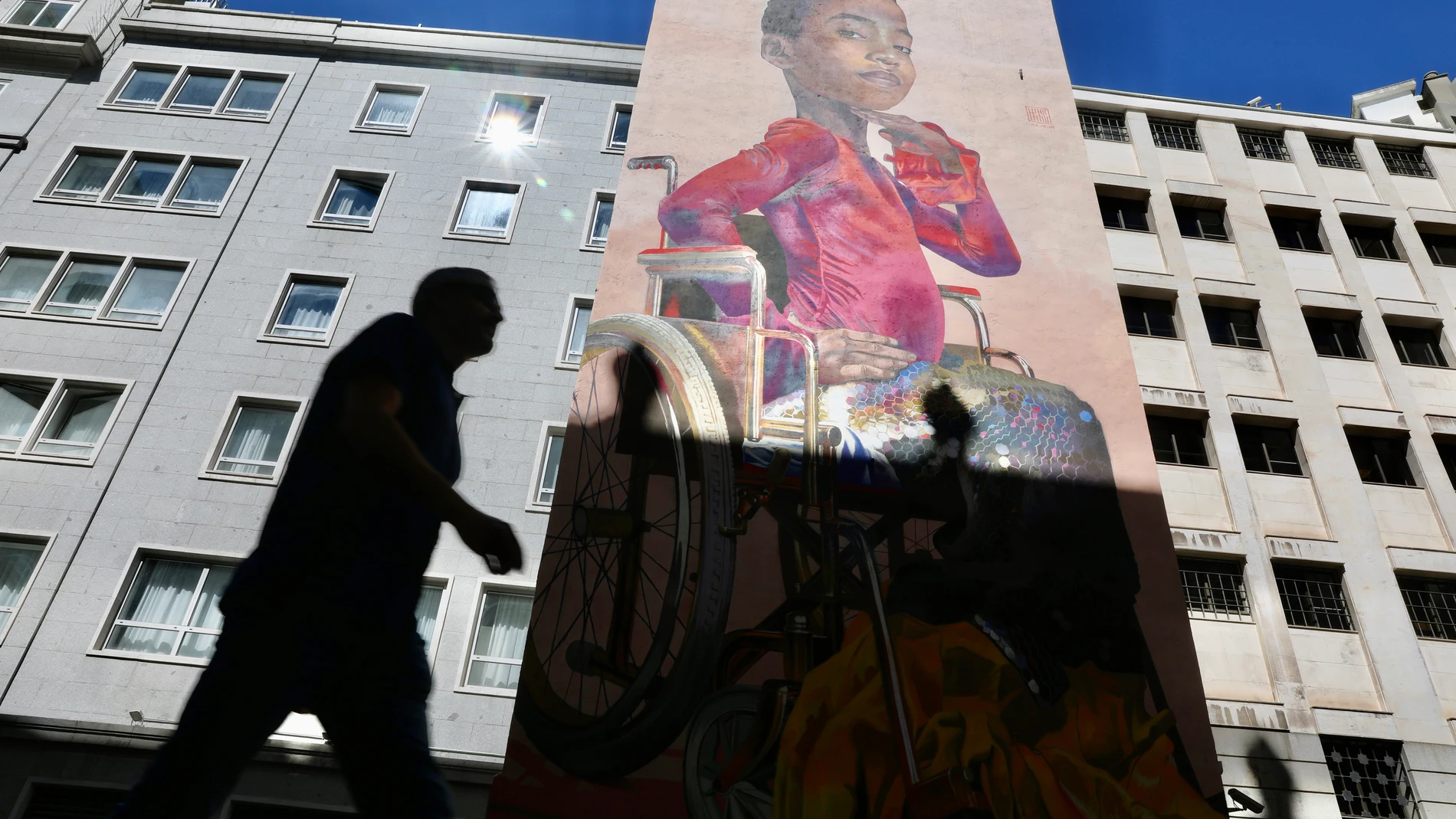 Mural de Case Maclaim sobre integración y empoderamiento en el Pasaje de la Caja de Ahorros.