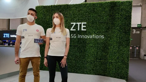 Los sensores poliméricos fijados en el tejido envían los datos a una unidad de control miniaturizada que los registra, los convierte en formato digital y los envía, gracias al 5G, a una plataforma bidireccional que los transmite al smartphone o smartwatch del usuario