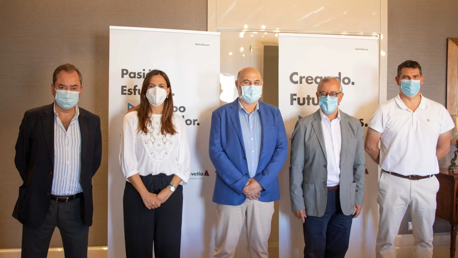 Javier García, Miguel Ángel Valle, Carmen Caballero, Javier Alonso y Juan Ramón Jordán, tras la firma del acuerdo