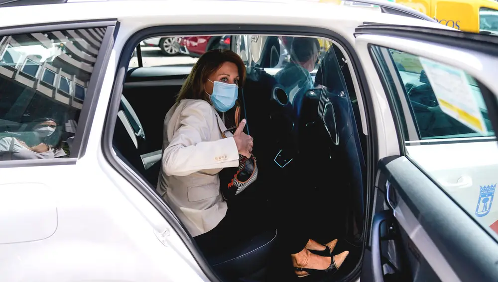 La ex secretaria general del PP María Dolores de Cospedal saluda desde un taxi a su salida de la Audiencia Nacional