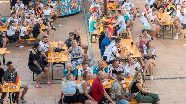 Turistas alemanes siguen el partido de octavos de final de la Eurocopa entras las selecciones de Inglaterra y Alemania