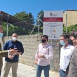 El Director de Administración Local, Héctor Palencia, junto con el alcalde de Candeleda, Carlos Montesino y en compañía del Diputado Provincial, Juan Carlos Mesón, visitan el proyecto
