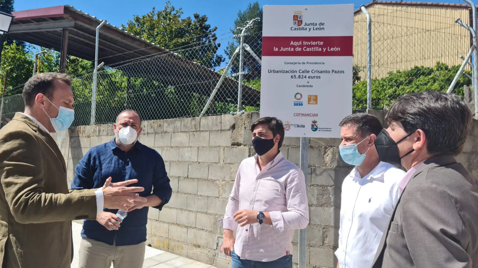 El Director de Administración Local, Héctor Palencia, junto con el alcalde de Candeleda, Carlos Montesino y en compañía del Diputado Provincial, Juan Carlos Mesón, visitan el proyecto