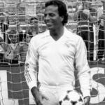 Julio Iglesias, con la camiseta del Real Madrid.