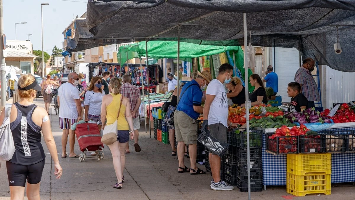 Los mercados ambulantes de Murcia se adelantan para impulsar el Viernes Santo y Bando de la Huerta