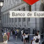 Vista de la cola en la sede del Banco de España de Madrid el 30 de junio, último día para cambiar las pesetas por euros