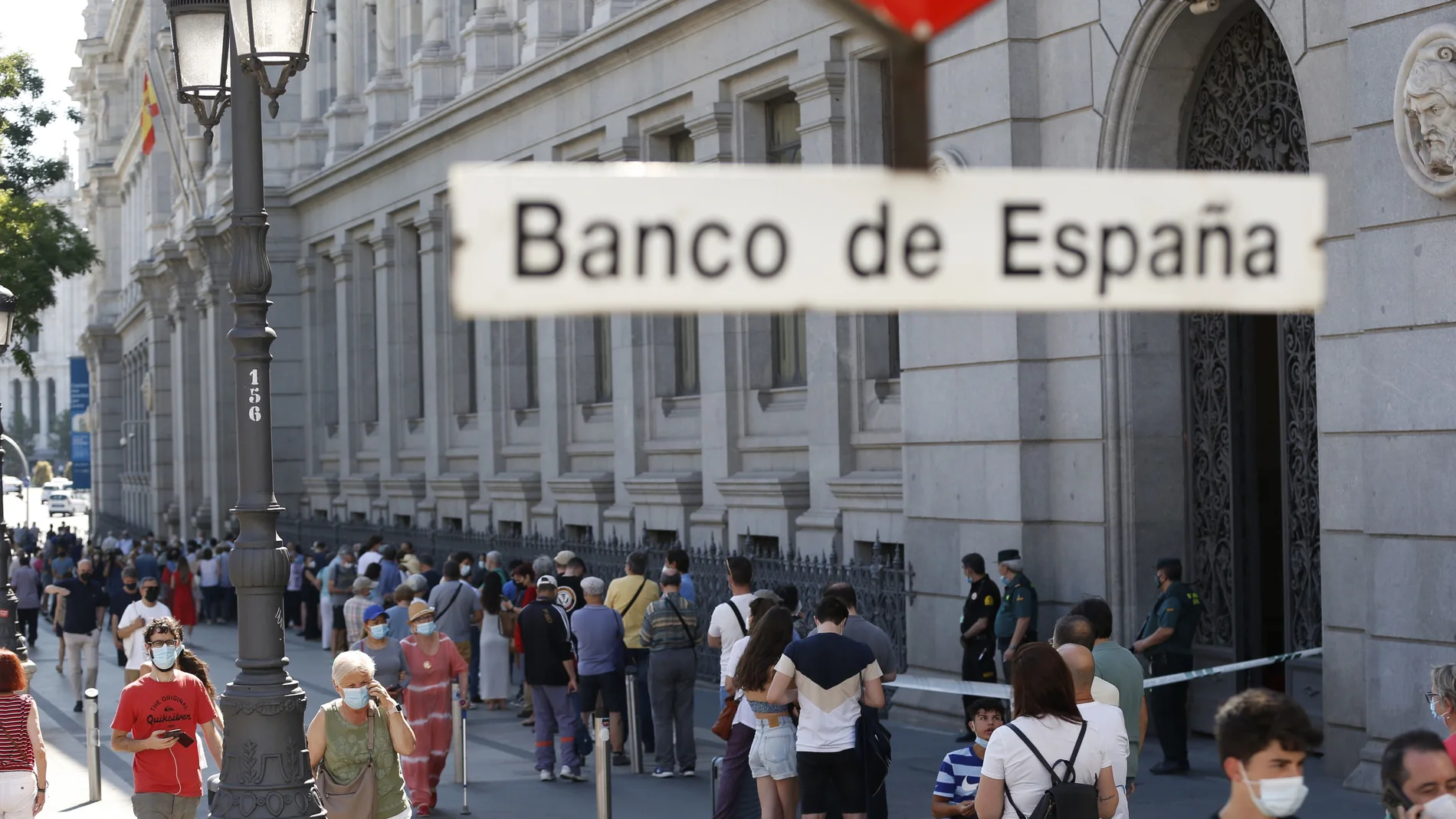 Vista de la cola en la sede del Banco de España de Madrid el 30 de junio, último día para cambiar las pesetas por euros