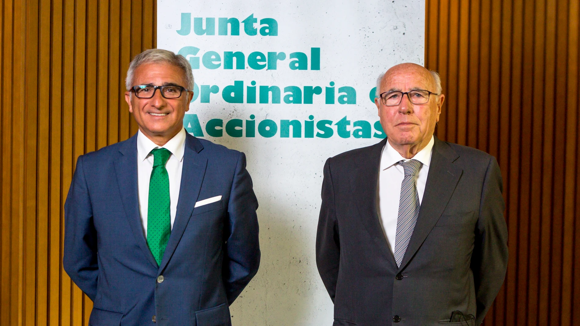 El ceo de Cementos Molins, Julio Rodríguez, y el presidente de la empresa, Juan Molins, tras la última junta de accionistas