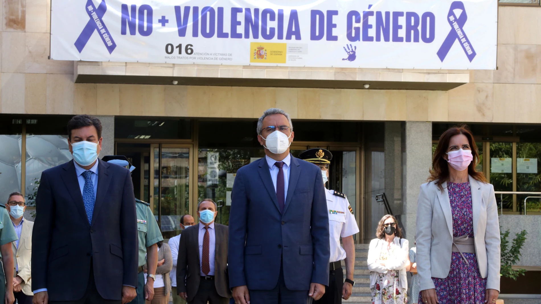 El delegado del Gobierno en Castilla y León, Javier Izquierdo, y lo consejeros de Empleo y de EconomÍa y Hacienda, Carlota Amigo y Carlos Fernández Carriedo, participan en un minuto de silencio para condenar la muerte de la mujer de 35 años apuñalada por su pareja el pasado martes en Doñinos (Salamanca).