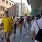 Largas colas hoy para vacunarse en el WiZink Center