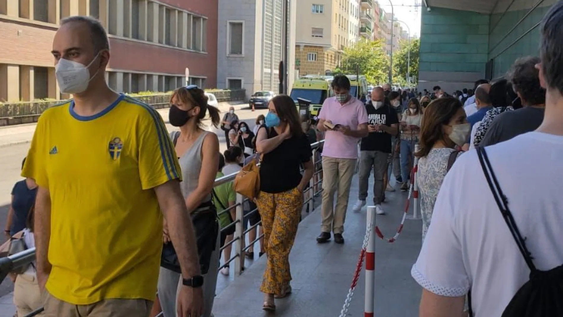 Largas colas hoy para vacunarse en el WiZink Center