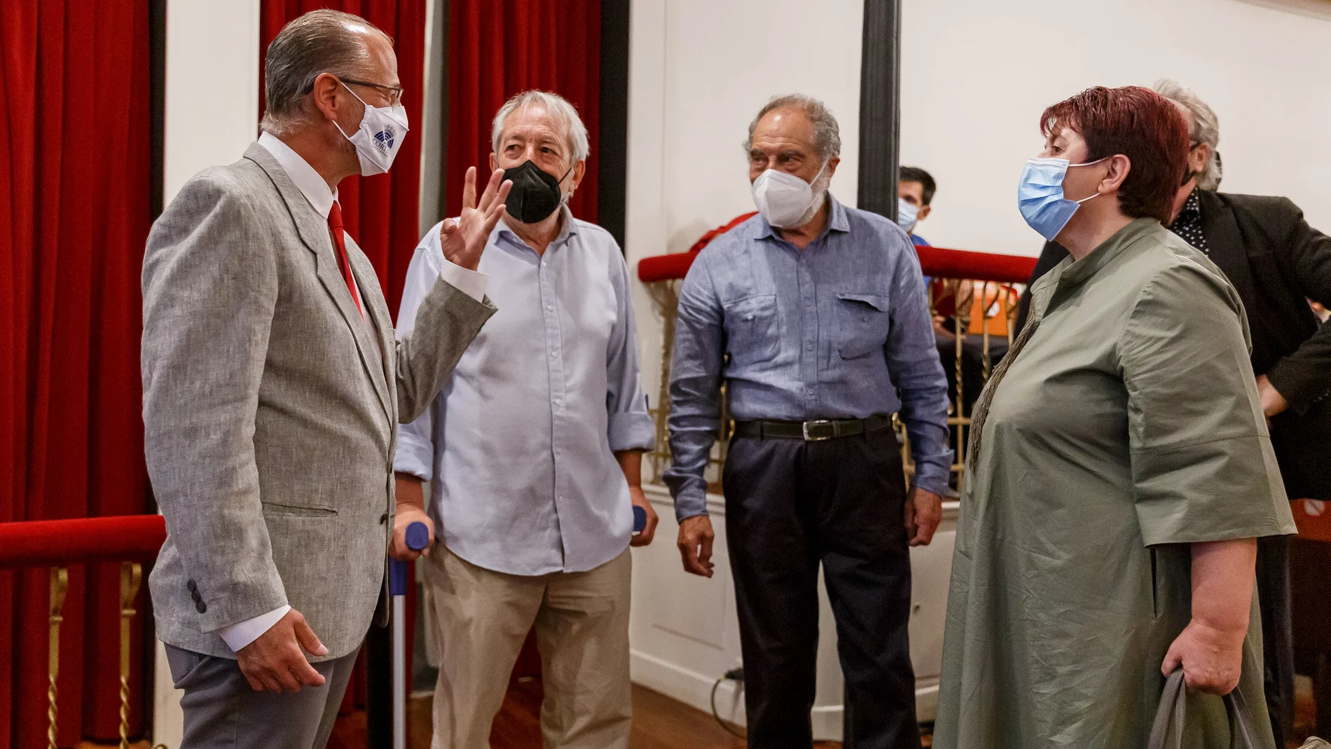 El presidente de las Cortes y de la Fundación de Castilla y León, Luis Fuentes, acude a la presentación de la película de Elíseo de Pablos, "Construyendo la luz"