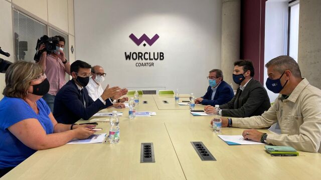 Un momento de la reunión de PSOE y PP para intentar desbloquear la crisis municipal de Granada