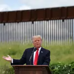El ex presidente de EE UU, Donald Trump visita una sección sin terminar de su muro entre EE UU y México