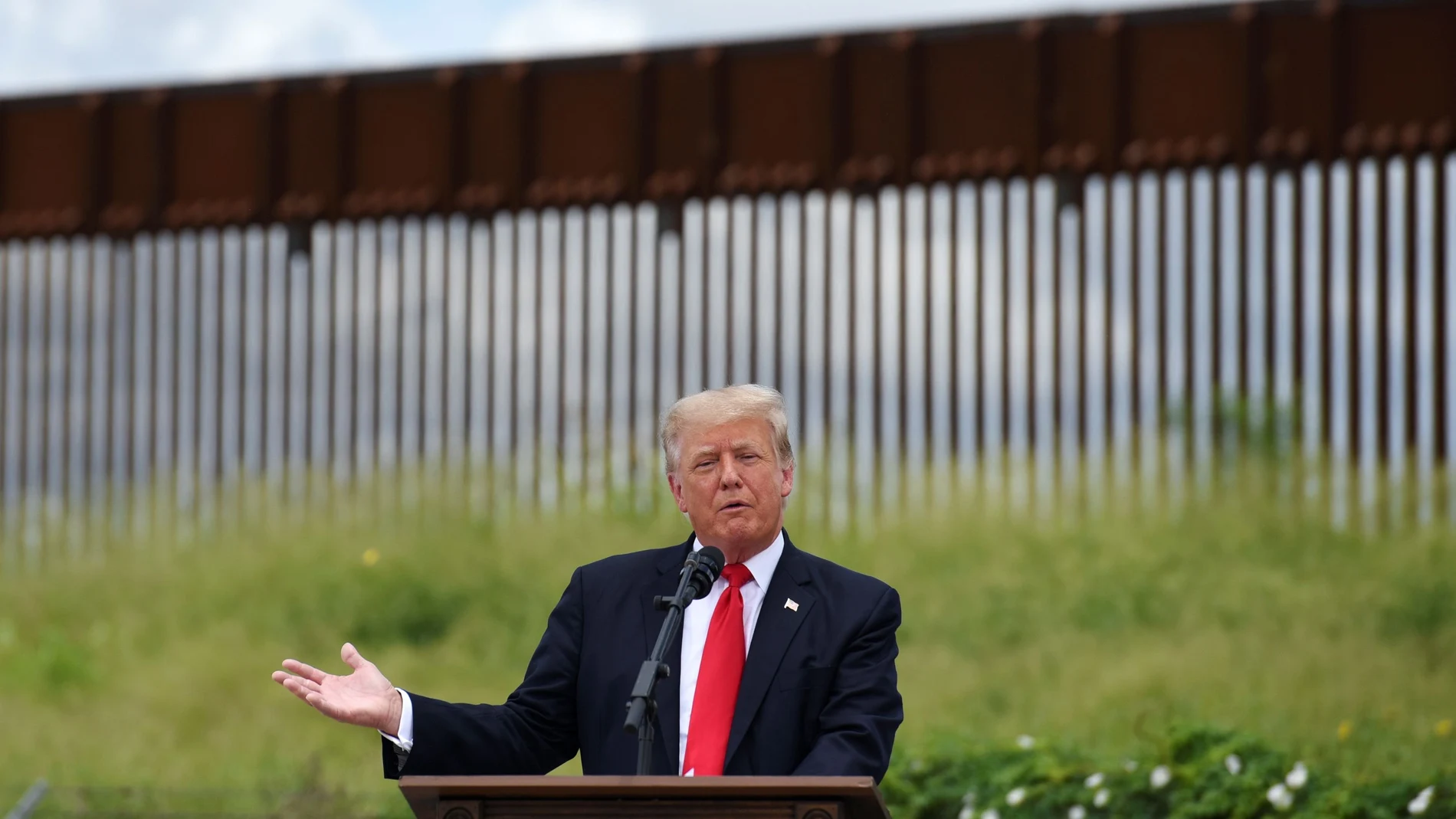 El ex presidente de EE UU, Donald Trump visita una sección sin terminar de su muro entre EE UU y México