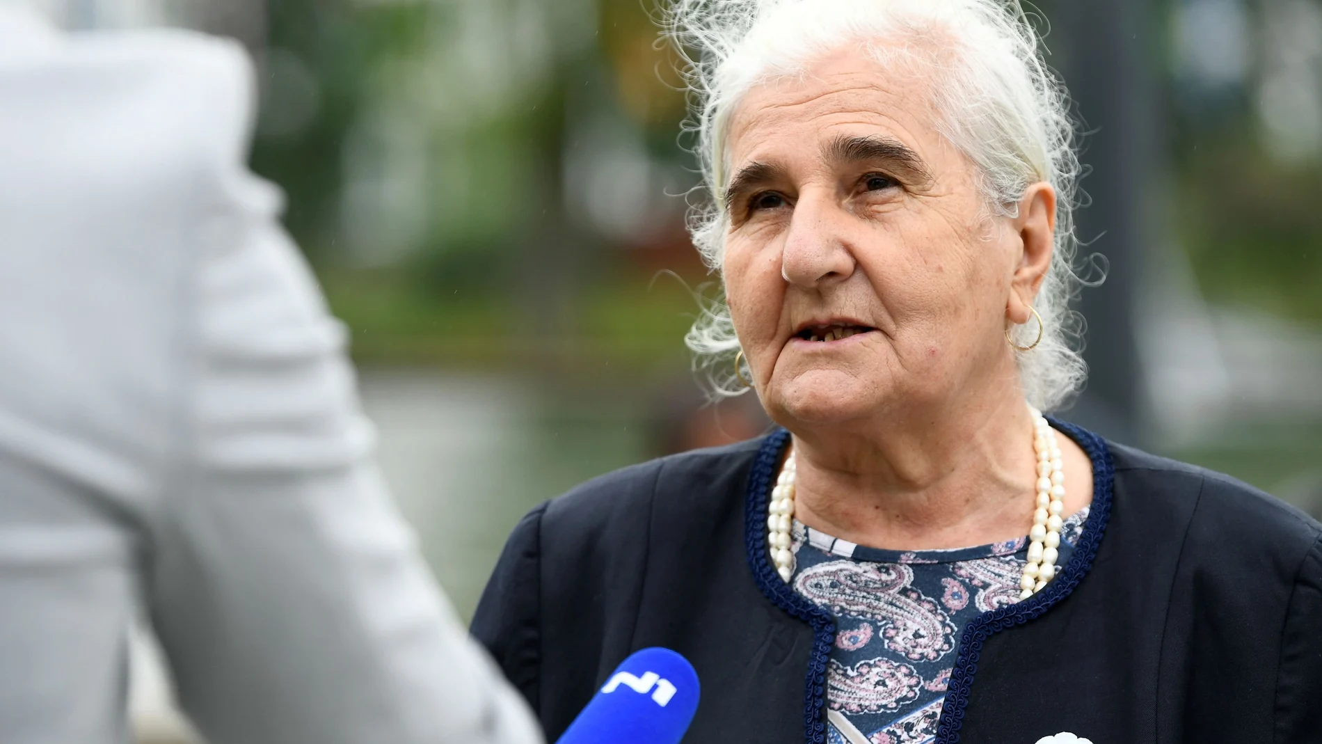 Munira Subasic, presidenta de las Madres Srebrenica, habla con la Prensa tras conocerse la sentencia en La Haya