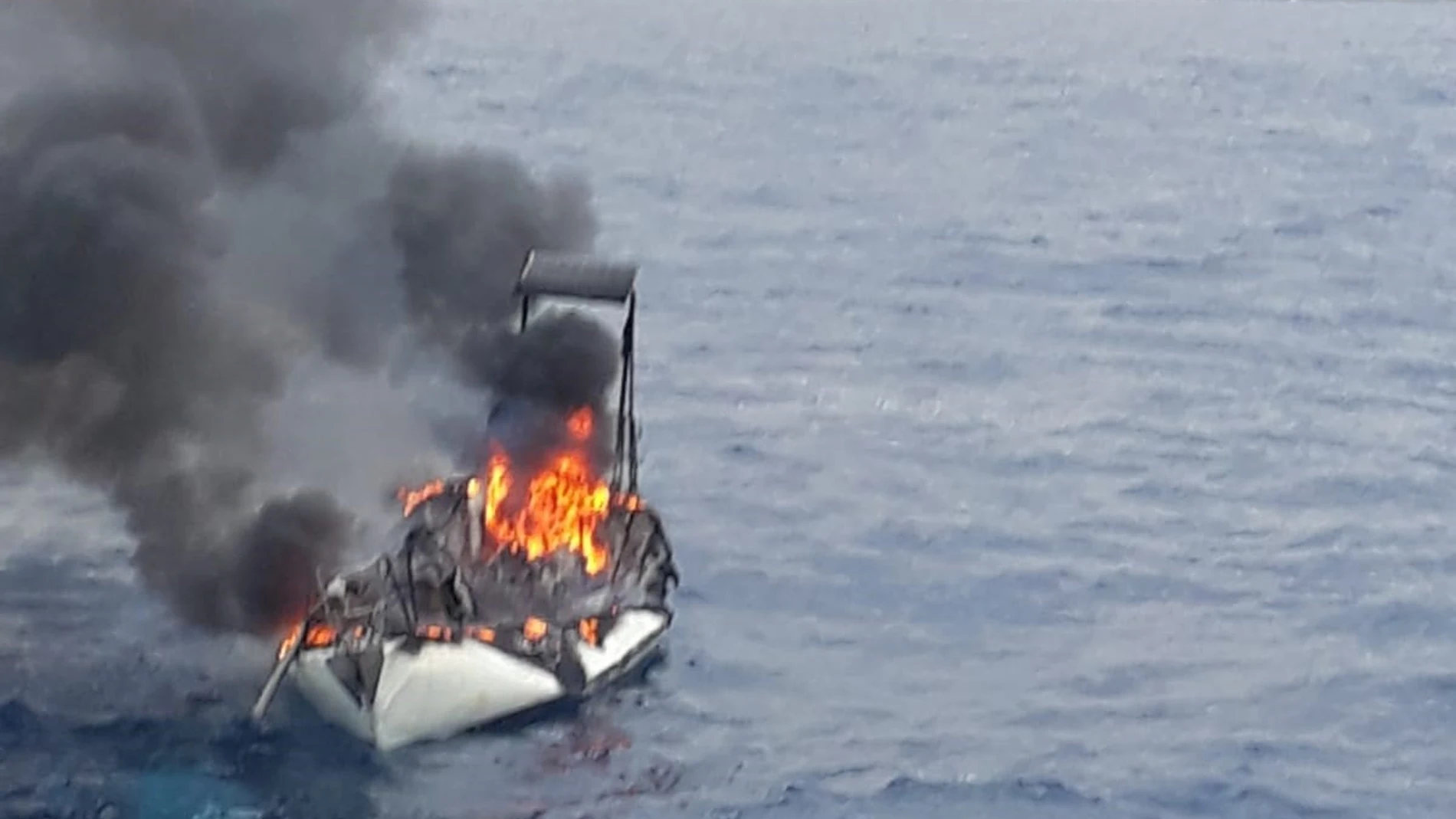 Efectivos del Plan Copla y Salvamento Marítimo acuden al incendio de un velero en la playa d Percheles en Mazarrón